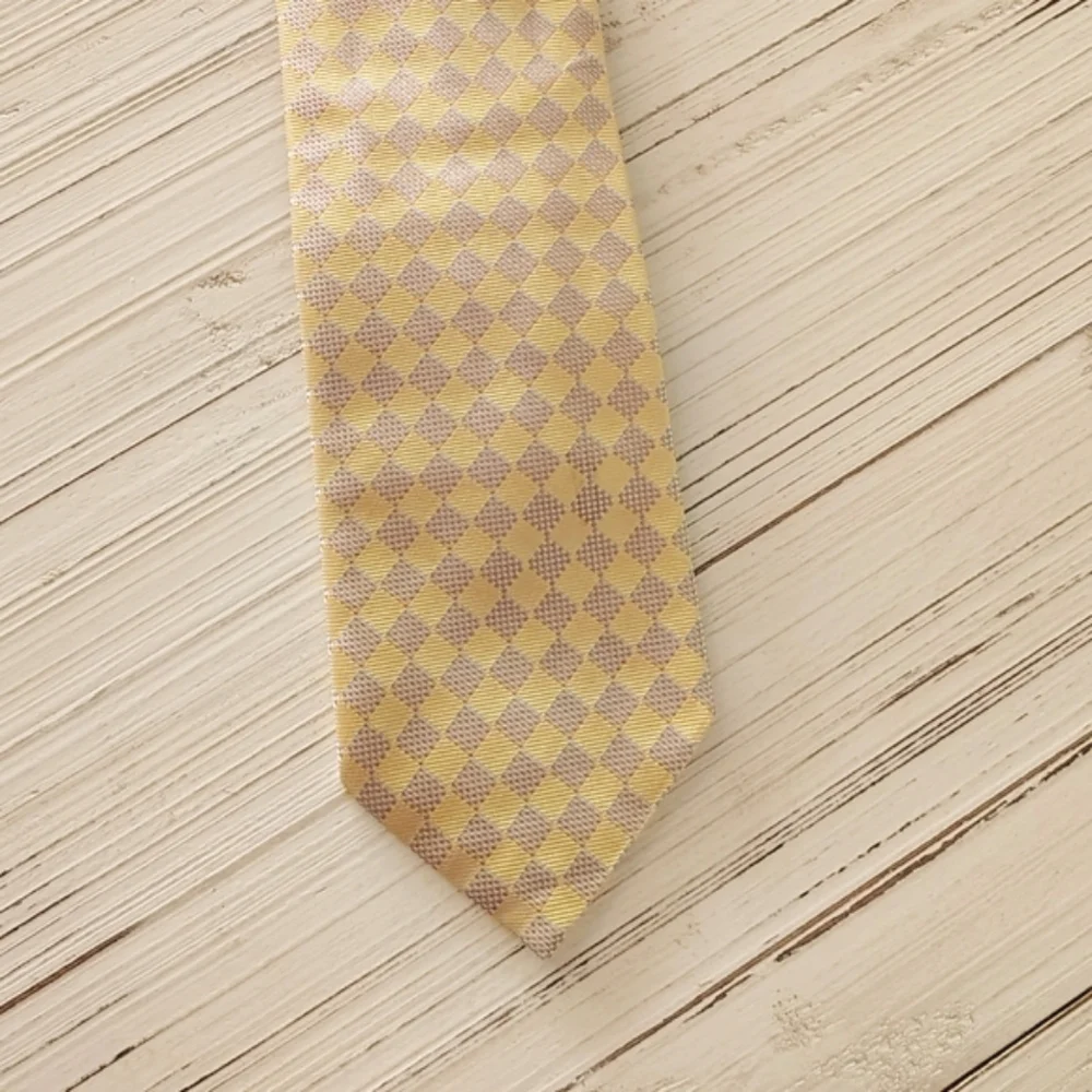Burberry London Checkered Tie in Yellow and Blue. Made In Italy. 100% Silk.